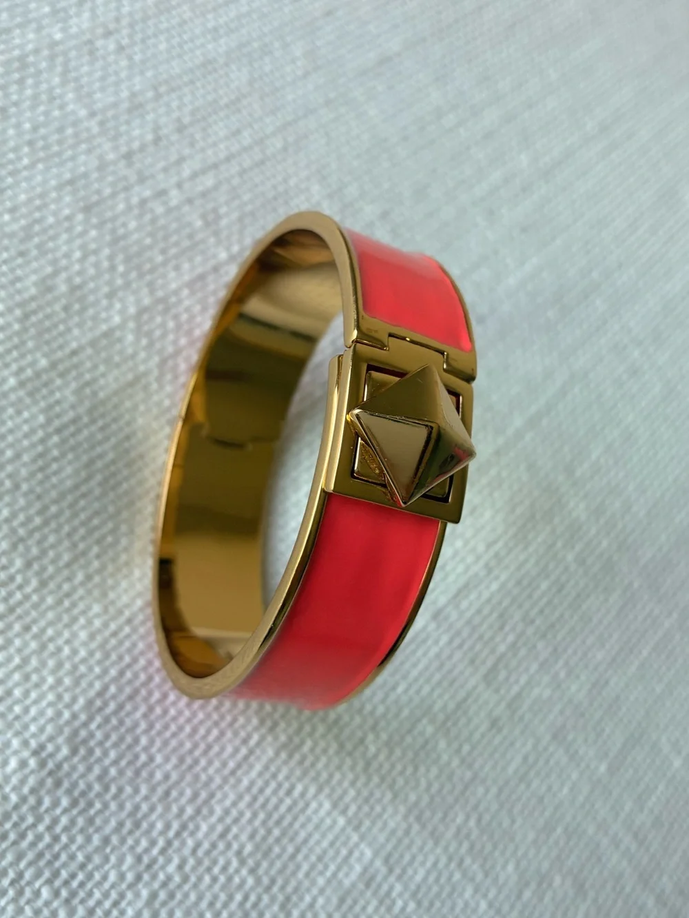 💖 Kate Spade S Hot Pink Gold Cuff Bracelet Pyramid Stud - Picture 7 of 7